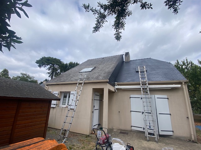 Nettoyage toiture au printemps - Avant - Ouest Habitat Couverture