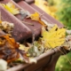 Gouttières en automne remplies de feuilles